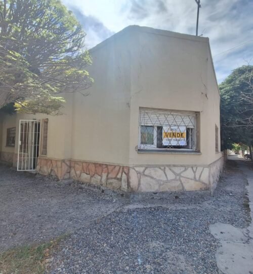 SE VENDE TERRENO CON PROPIEDAD A REFACCIONAR O DEMOLER. EXCELENTE UBICACIÓN ESQUINA A METROS DEL CENTRO ALLEN. R.N.